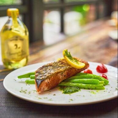 Roasted fish steak with green beans and lemon